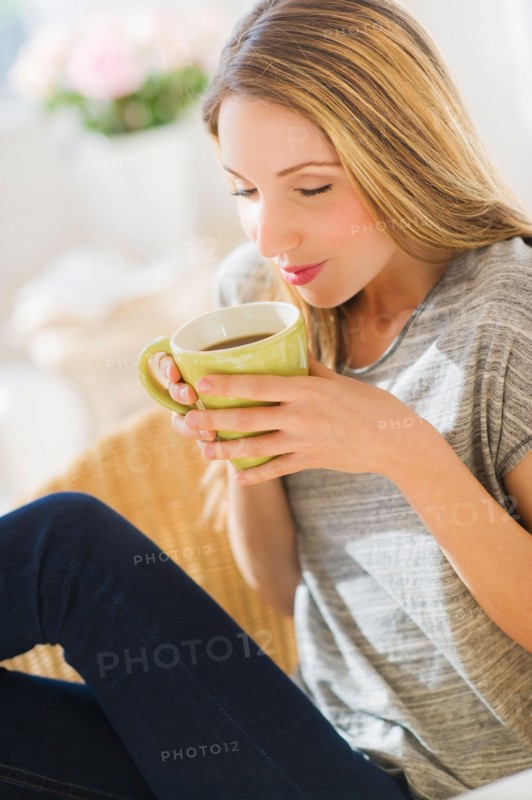 Portrait of young woman with mug. Photo : Daniel Grill