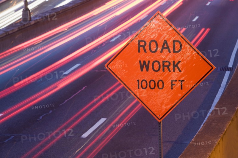 USA, New York state, New York city, road sign with vehicle lights. Photo : fotog