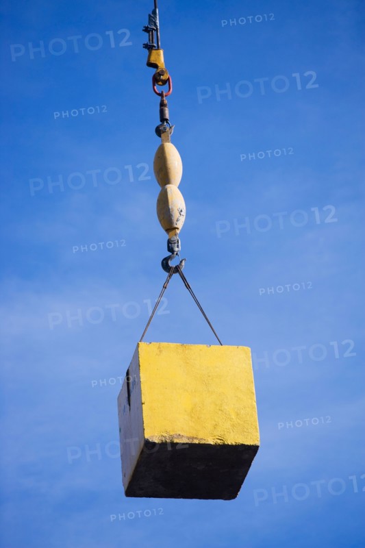 Crane hook carrying block. Photo : fotog