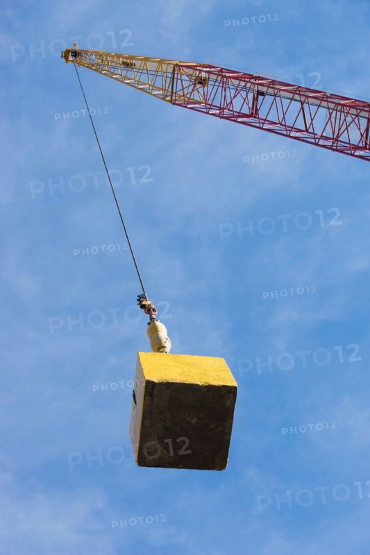 Crane hook carrying block. Photo : fotog