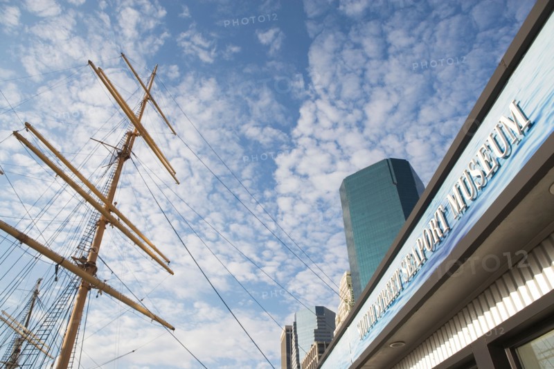 USA, New York state, New York city, low angle view of mast and facade seaport museum. Photo : fotog
