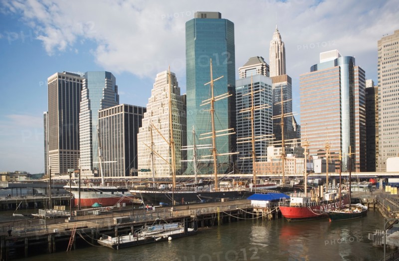 USA, New York state, New York city, sailboats in front of skyscrapers. Photo : fotog