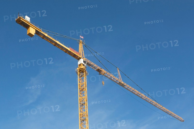 Low angle view of crane. Photo : fotog