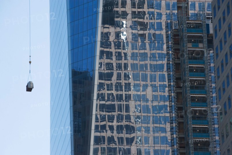 Usa, New York State, New York City, part of skyscraper with view on cargo. Photo : fotog