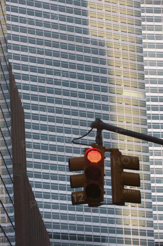 Usa, New York State, New York City, red light in front of skyscraper. Photo : fotog