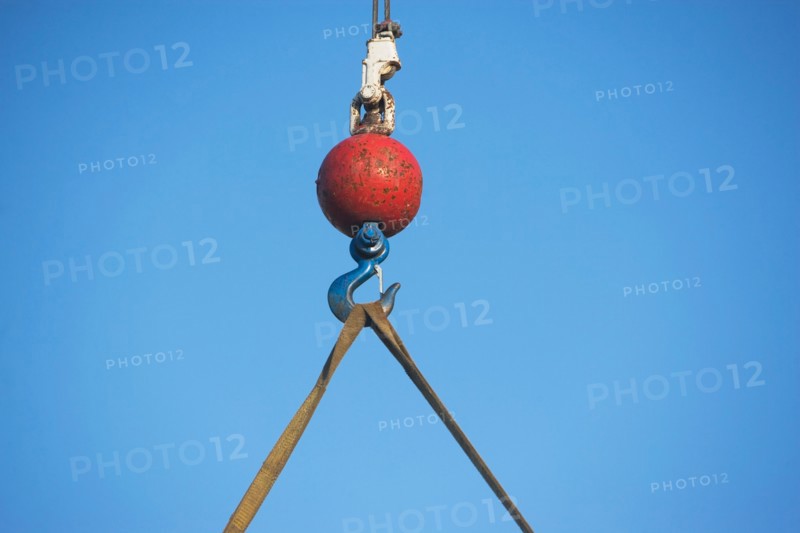 Mid-air view at crane's hook. Photo : fotog