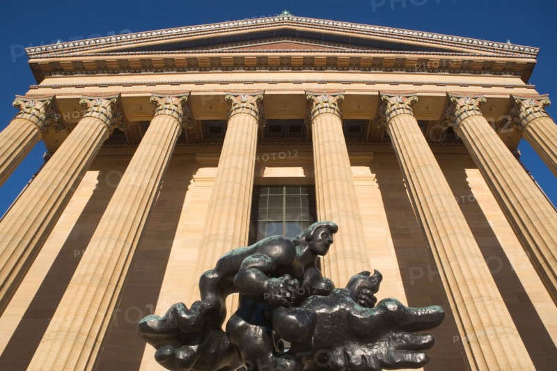 USA, Pennsylvania, Philadelphia, low angle view of Philadelphia Museum Of Art facade. Photo : fotog