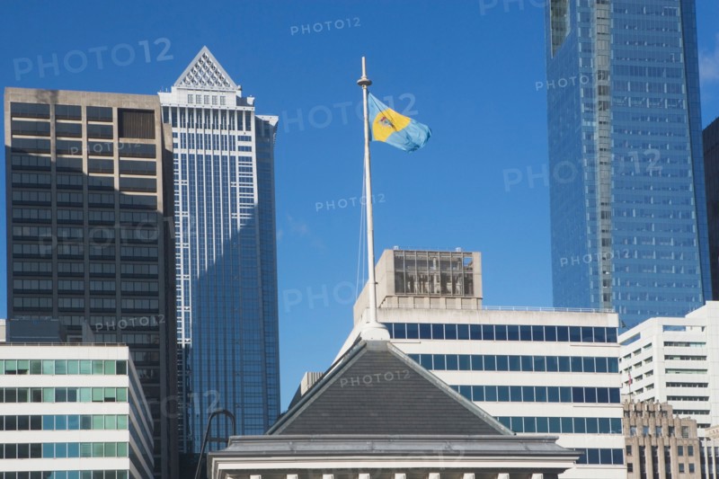 USA, Pennsylvania, Philadelphia, view of state flag on top of skyscraper. Photo : fotog