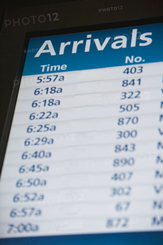 Close-up of arrival and departure board. Photo : fotog