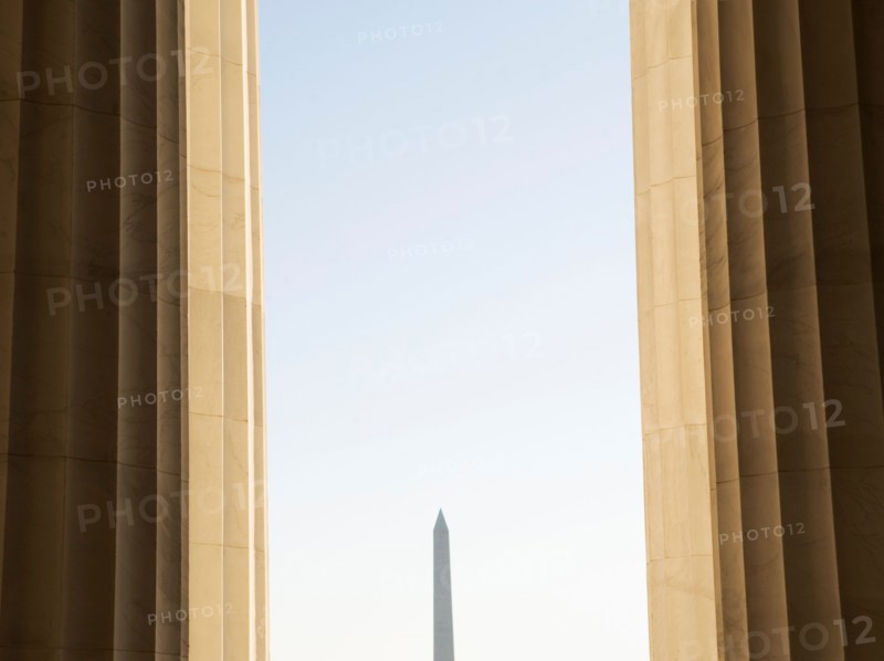 USA, Washington DC, Washington Monument between columns. Photo : fotog