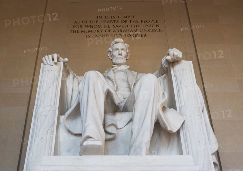 USA, Washington DC, low angle view of Lincoln memorial. Photo : fotog