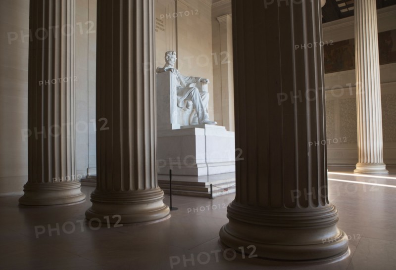 USA, Washington DC, Lincoln memorial between columns. Photo : fotog