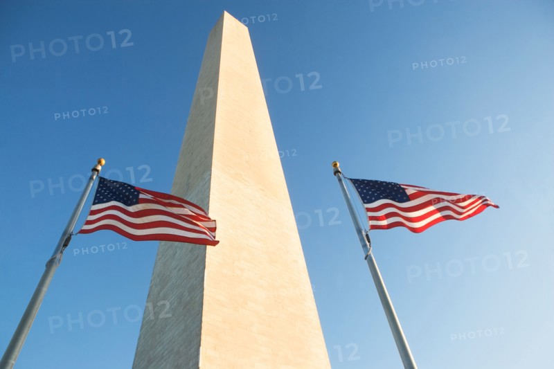 USA, Washington DC, low angle view on american flags. Photo : fotog