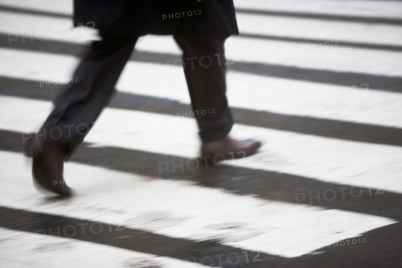 USA, New York state, New York city, low section of men crossing zebra crossing . Photo : fotog