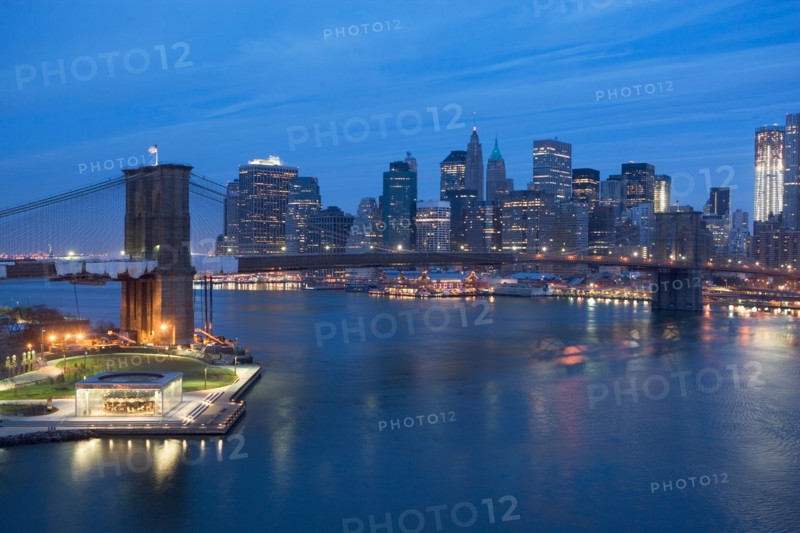 USA, New York state, New York city, Brooklyn Bridge with cityscape in evening. Photo : fotog