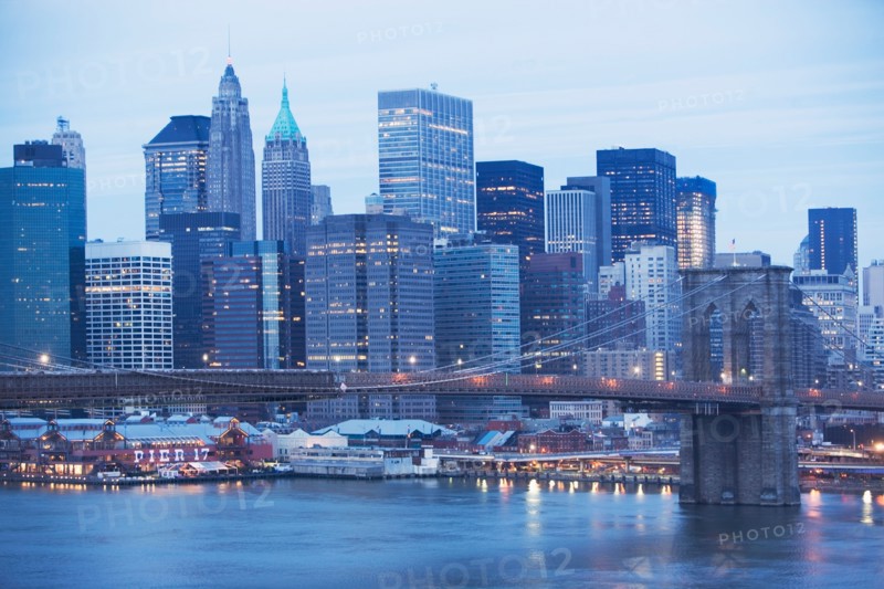 USA, New York state, New York city, Brooklyn Bridge and cityscape at night. Photo : fotog