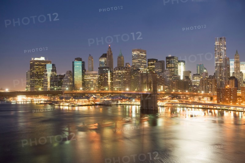 USA, New York state, New York city, Brooklyn Bridge with cityscape at night. Photo : fotog