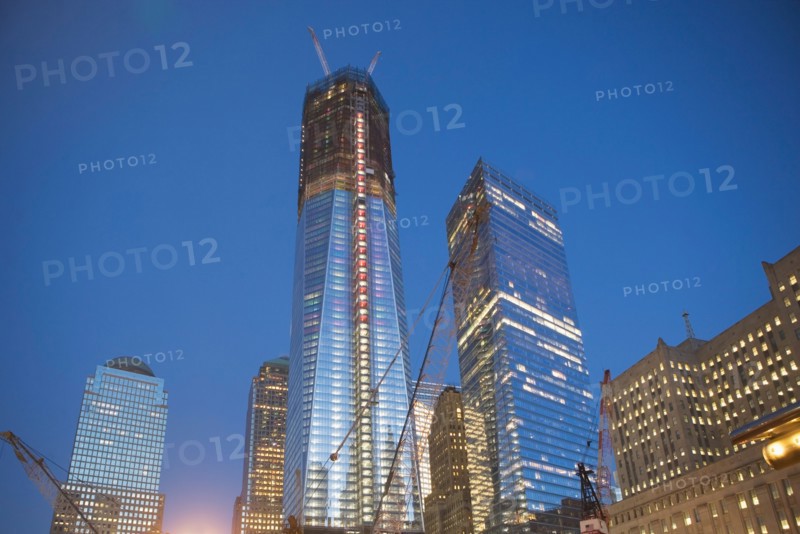 USA, New York State, New York City, low angle view of illuminated skyscrapers. Photo : fotog