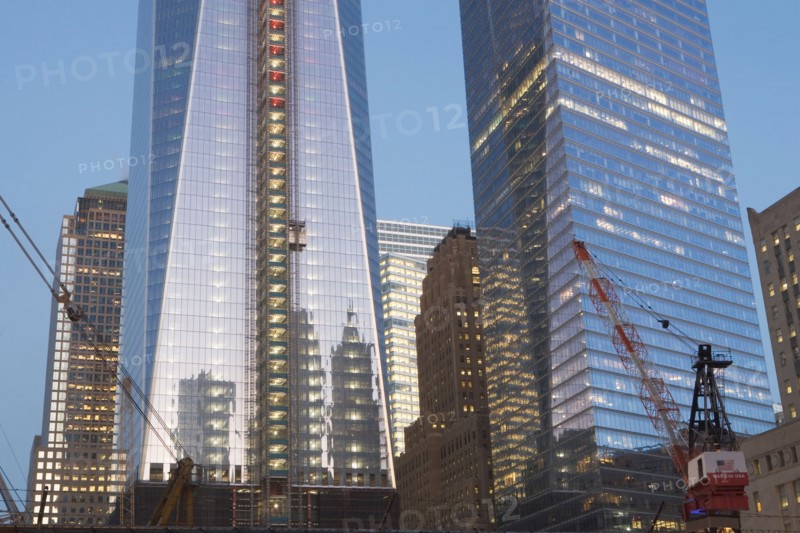 USA, New York State, New York City, low angle view of skyscrapers. Photo : fotog