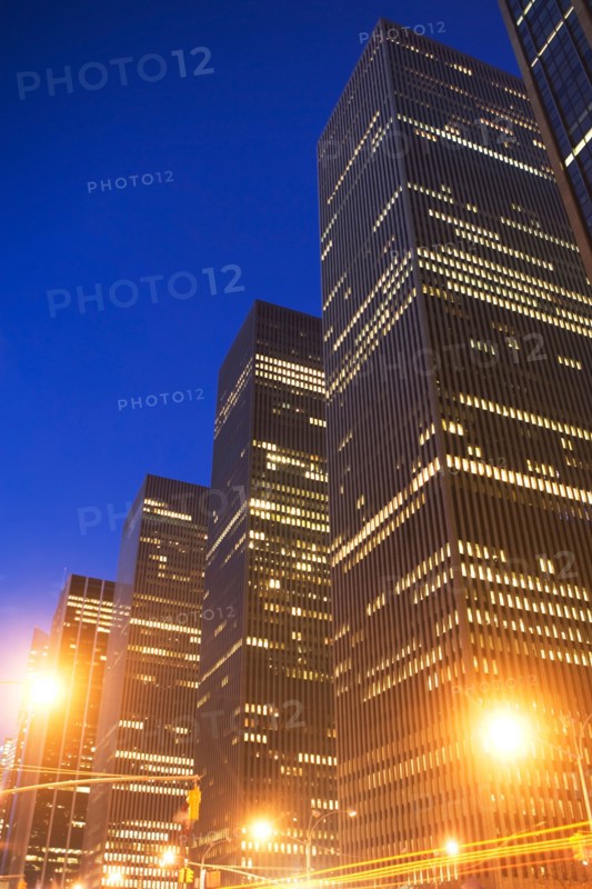 USA, New York State, New York City, 6th avenue at night. Photo : fotog