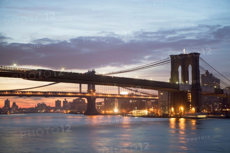 USA, New York State, New York City, Brooklyn Bridge at dawn. Photo : fotog