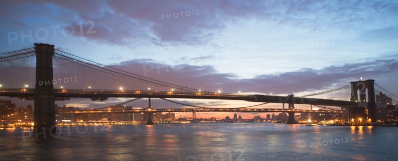 USA, New York State, New York City, Brooklyn Bridge at dusk. Photo : fotog