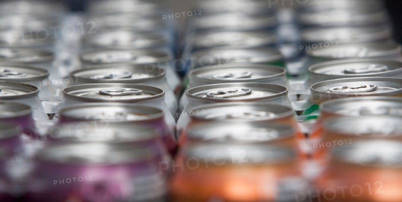 drink cans in a row. Photo : fotog