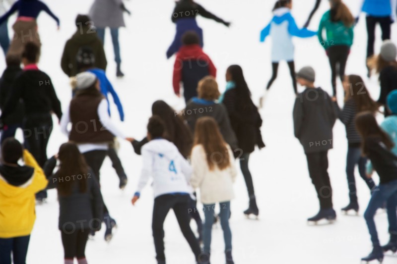 blurred motion of people ice-skating. Photo : fotog