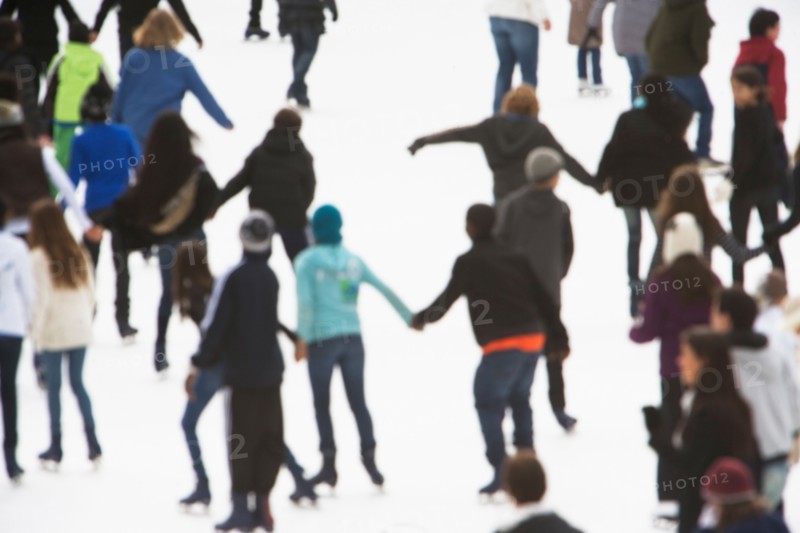 blurred motion of people ice-skating. Photo : fotog