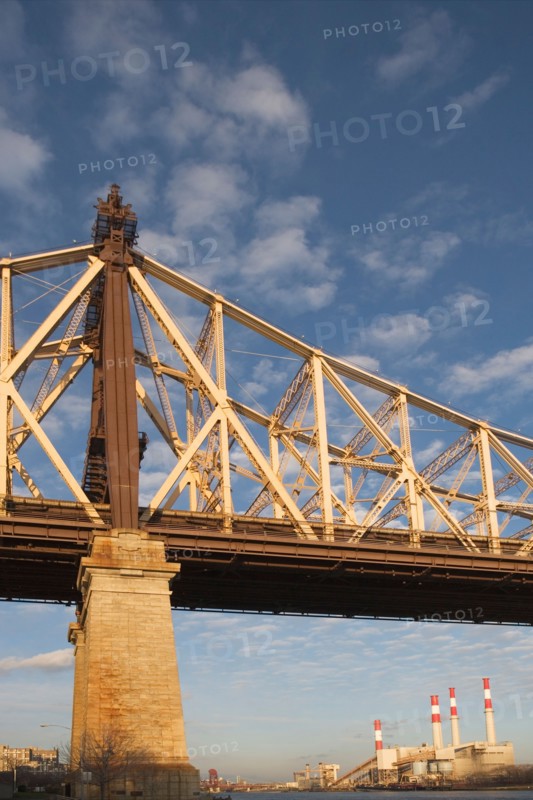 USA, New York State, New York City, Queensboro Bridge with factory in distance. Photo : fotog