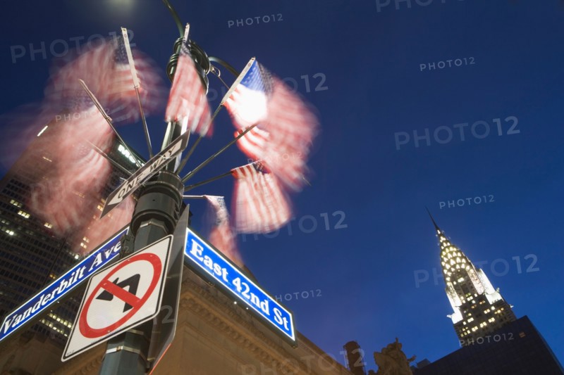 USA, New York State, New York City, low angle view of Chrysler Building and street name sign. Photo : fotog
