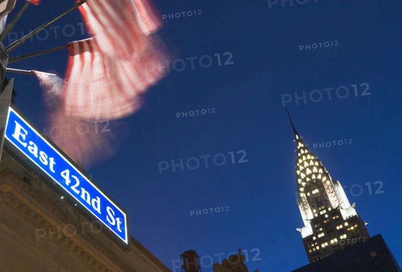 USA, New York State, New York City, low angle view of Chrysler Building and street name sign. Photo : fotog