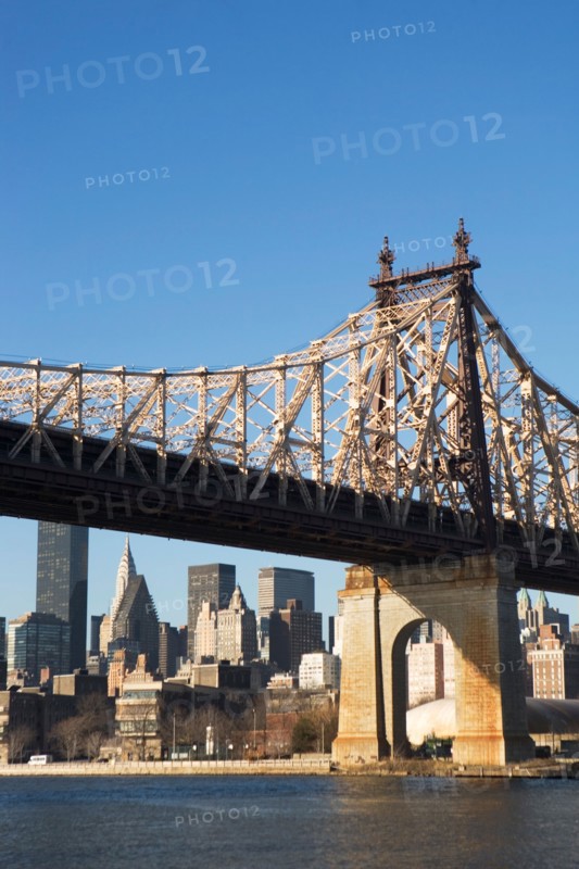 USA, New York State, New York City, bridge with Manhattan in background. Photo : fotog