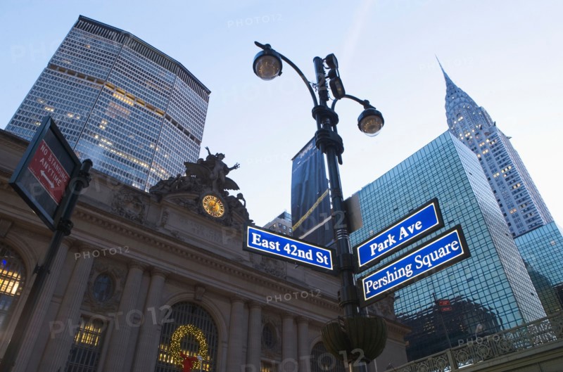 USA, New York State, New York City, low angle view of Grand Central Station and Met Life Building in distance. Photo : fotog