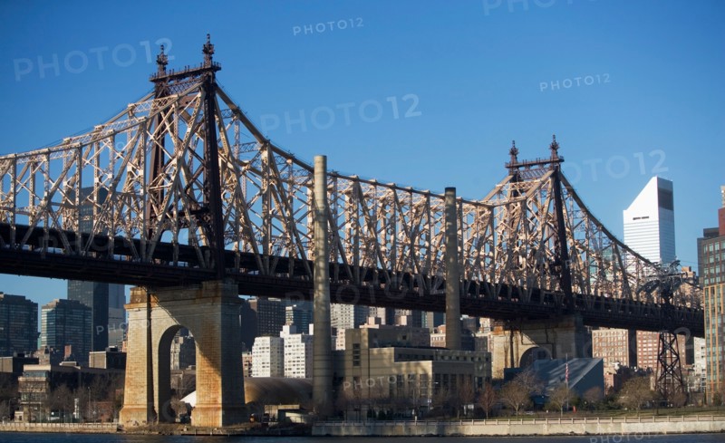 USA, New York State, New York City, bridge with Manhattan in background. Photo : fotog