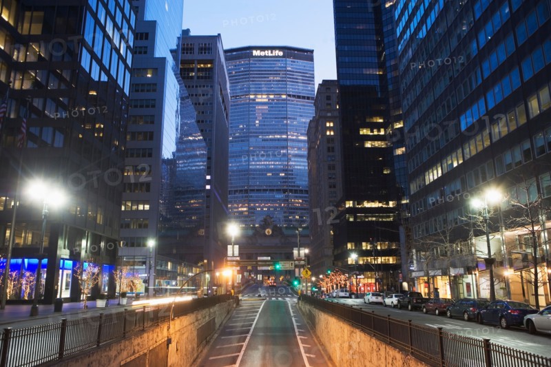 USA, New York State, New York City, city street with Met Life Building in distance. Photo : fotog
