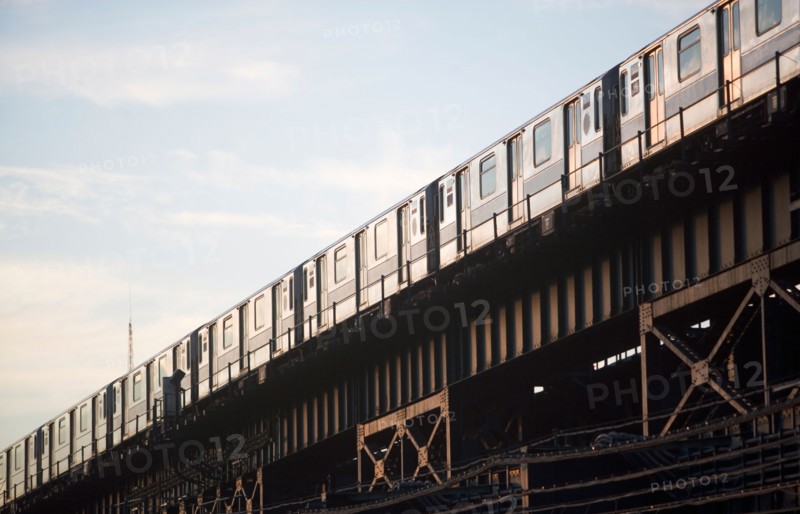USA, New York State, New York City, low angle view of train. Photo : fotog