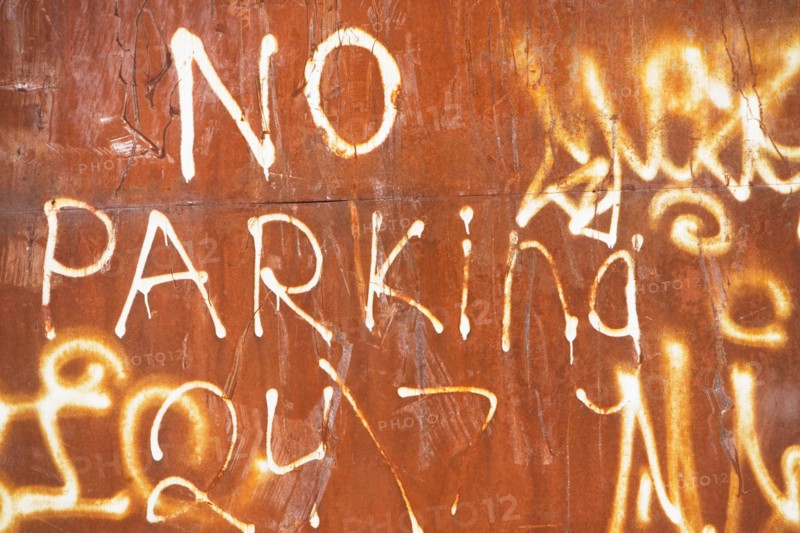 USA, New York State, New York City, no parking text on rusty wall. Photo : fotog