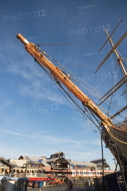 USA, New York State, New York City, low angle view of sailing ship mast. Photo : fotog