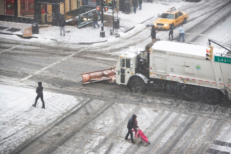 USA, New York State, New York City, crossroad with snowplow. Photo : fotog
