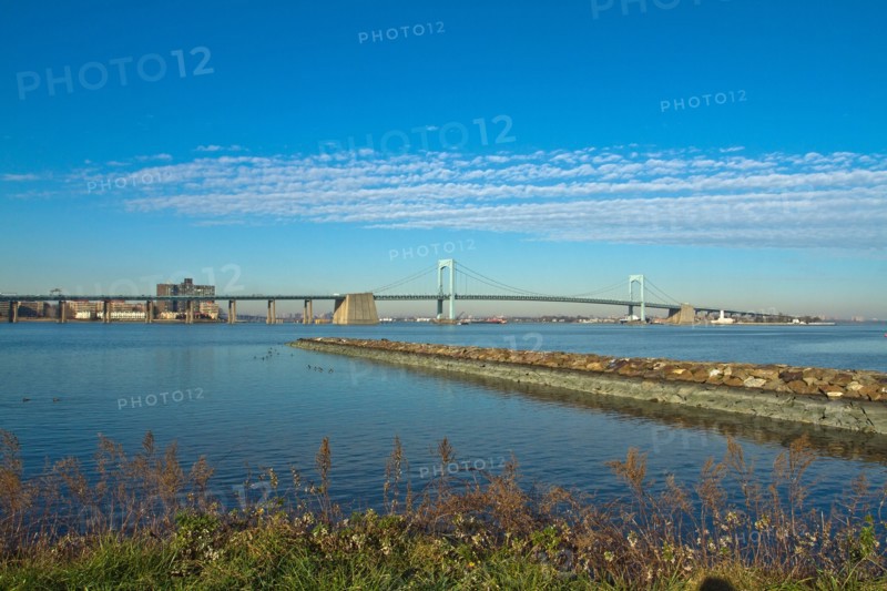 USA, New York, New York City, Suspension bridge on Long Island. Photo : fotog