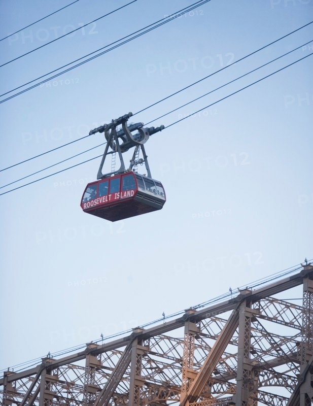 USA, New York, New York City, Manhattan, Queensboro Bridge, Overhead cable car. Photo : fotog