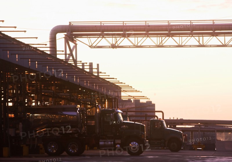 USA, New York, New York City, Trucks loading in oil plant. Photo : fotog