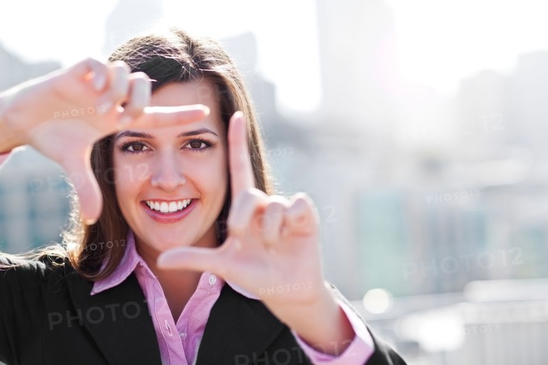 USA, Seattle, Smiling businesswoman making frame with hands. Photo : Take A Pix Media