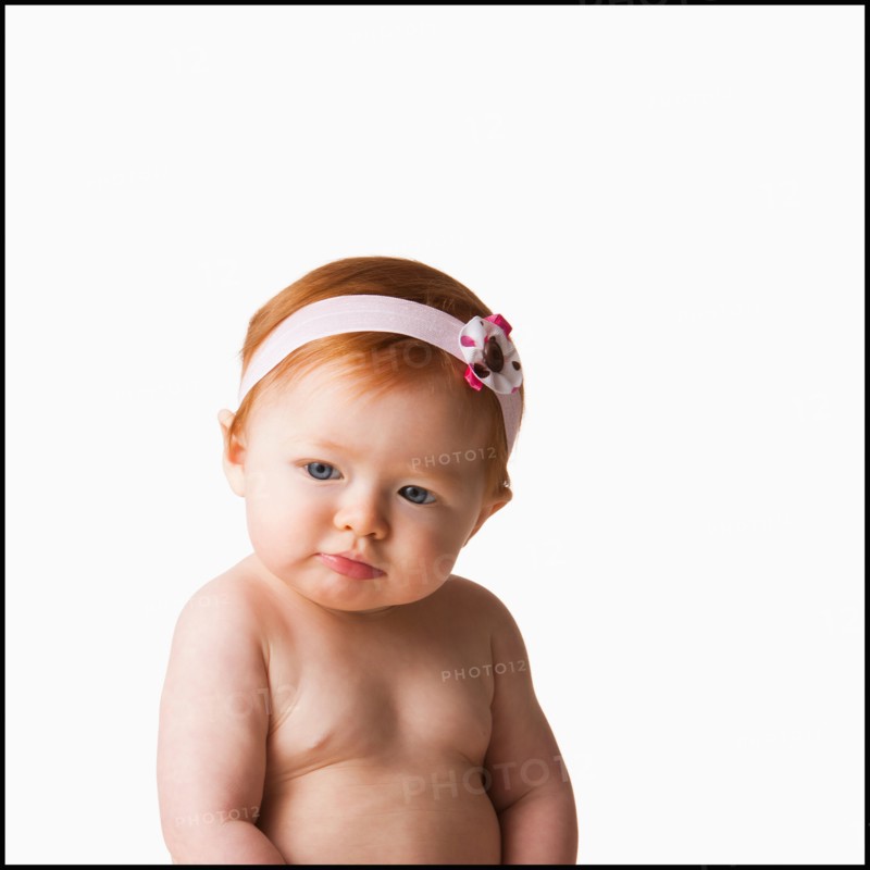 Portrait of baby girl (6-11 months), studio shot. Photo : Mike Kemp