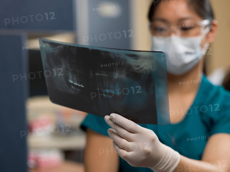 Dentist checking x-ray image. Photo : Dan Bannister