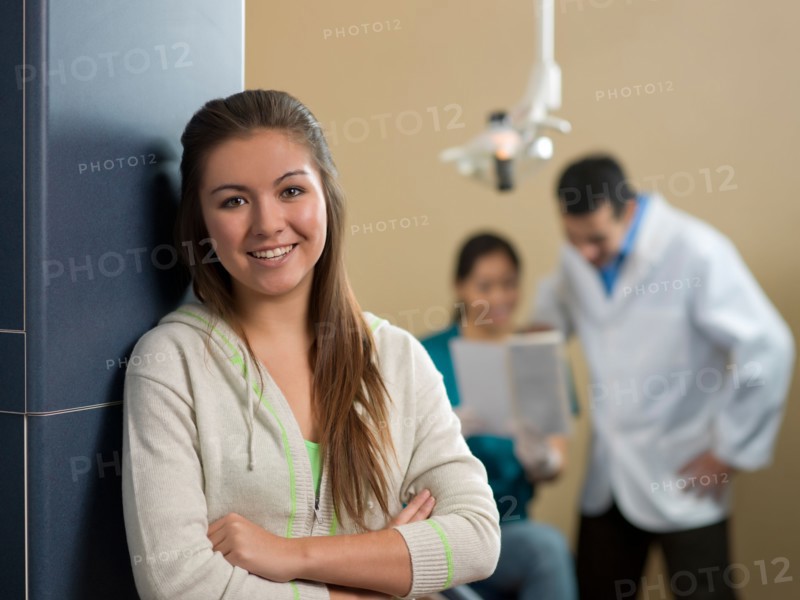 Portrait of patient, dentists in background. Photo : Dan Bannister