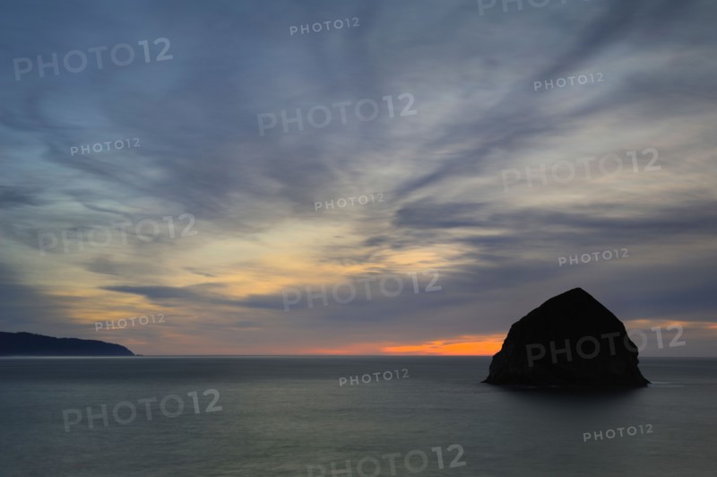 USA, Oregon, Lincoln County, Haystack Rock at dusk. Photo : Gary Weathers