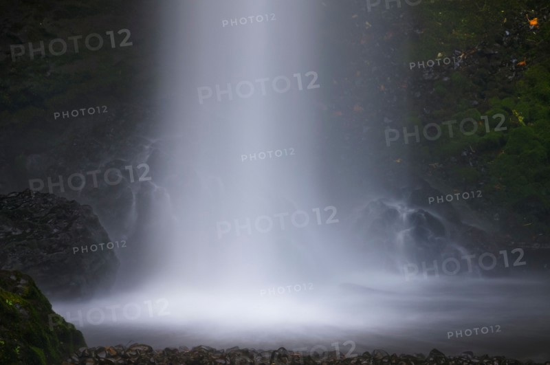 USA, Oregon, Marion County, Waterfall mist. Photo : Gary Weathers