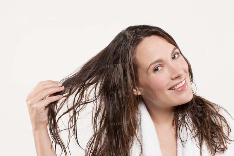Portrait of woman with long wet hair, studio shot. Photo : Jan Scherders
